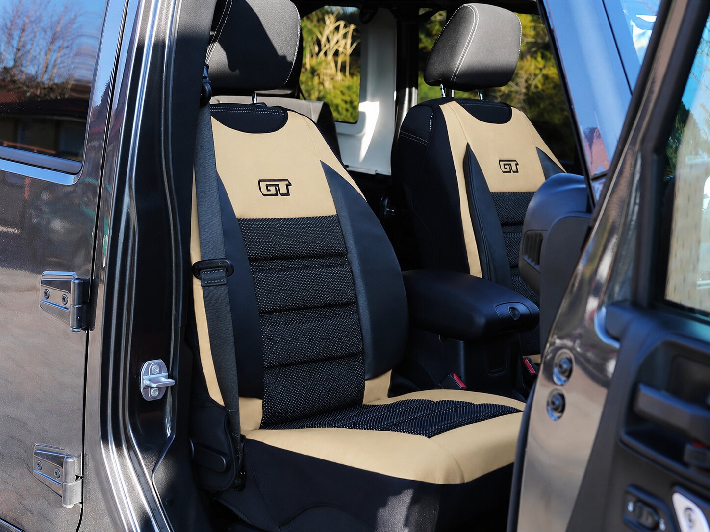 Husa protectie scaun auto GT Ergonomic montata in masina