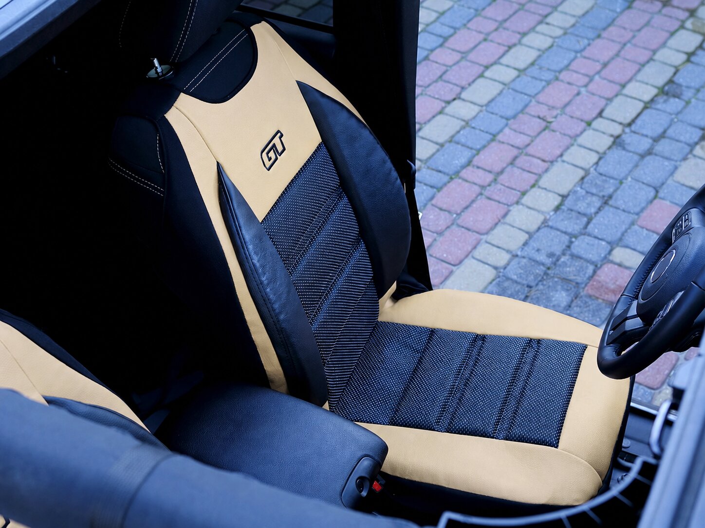 Detaliu husa scaun auto GT Ergonomic pe scaunul soferului