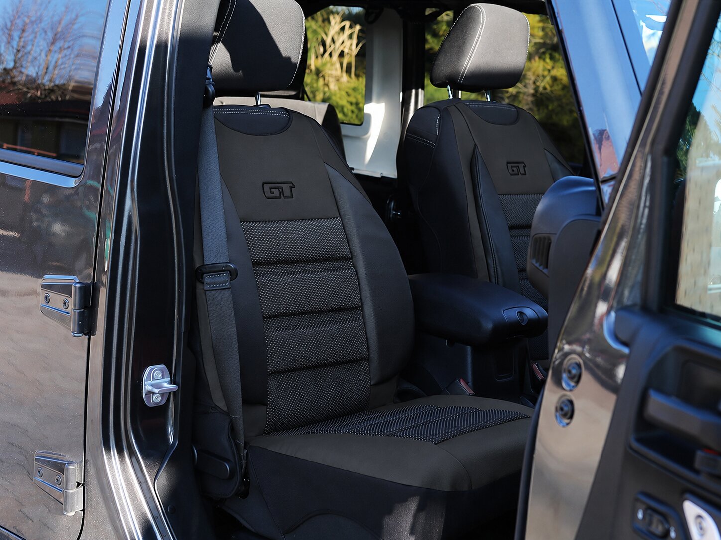 Husa protectie scaun auto GT Ergonomic montata in masina