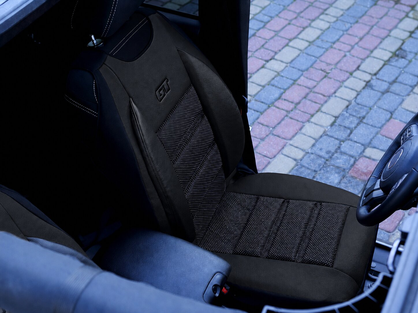 Detaliu husa scaun auto GT Ergonomic pe scaunul soferului