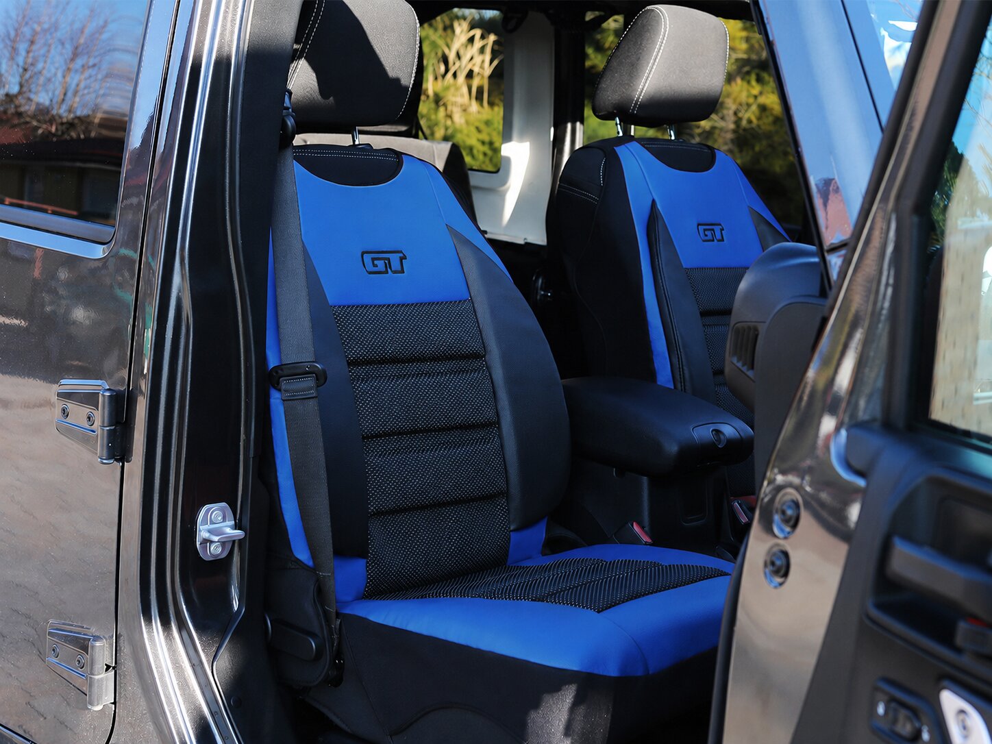 Husa protectie scaun auto GT Ergonomic montata in masina