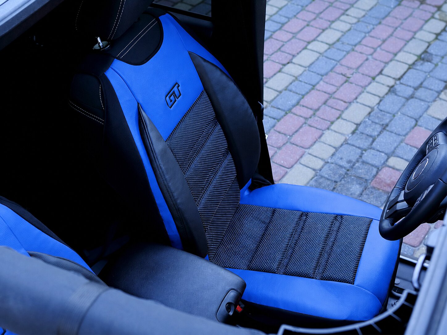 Detaliu husa scaun auto GT Ergonomic pe scaunul soferului