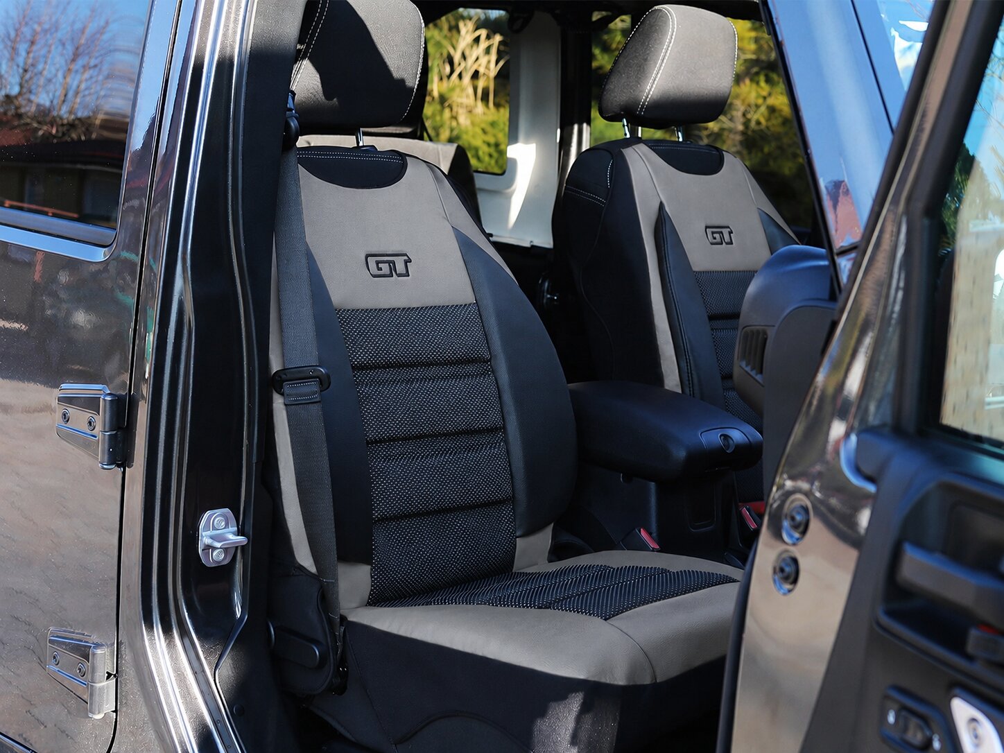 Husa protectie scaun auto GT Ergonomic montata in masina