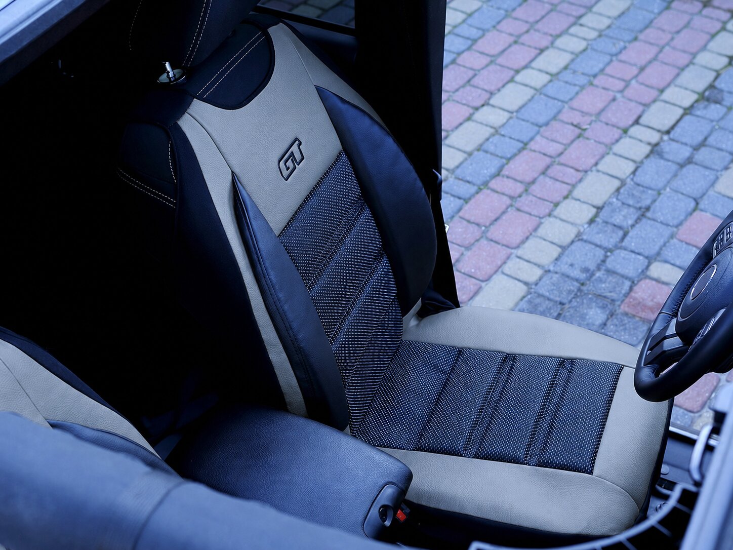Detaliu husa scaun auto GT Ergonomic pe scaunul soferului