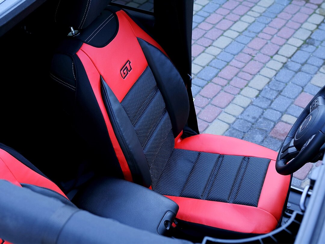 Detaliu husa scaun auto GT Ergonomic pe scaunul soferului