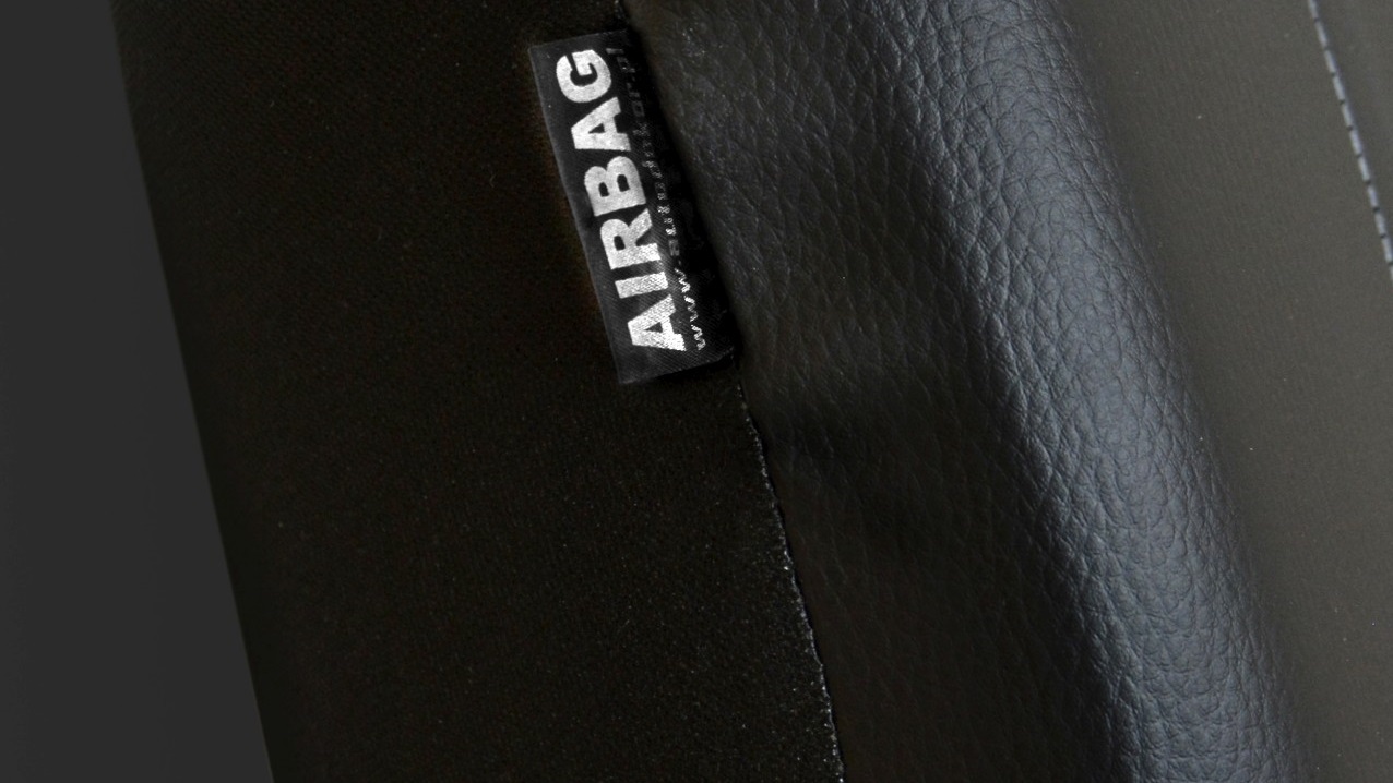 Detaliu etichetă certificată AIRBAG pe partea laterală a husei negre