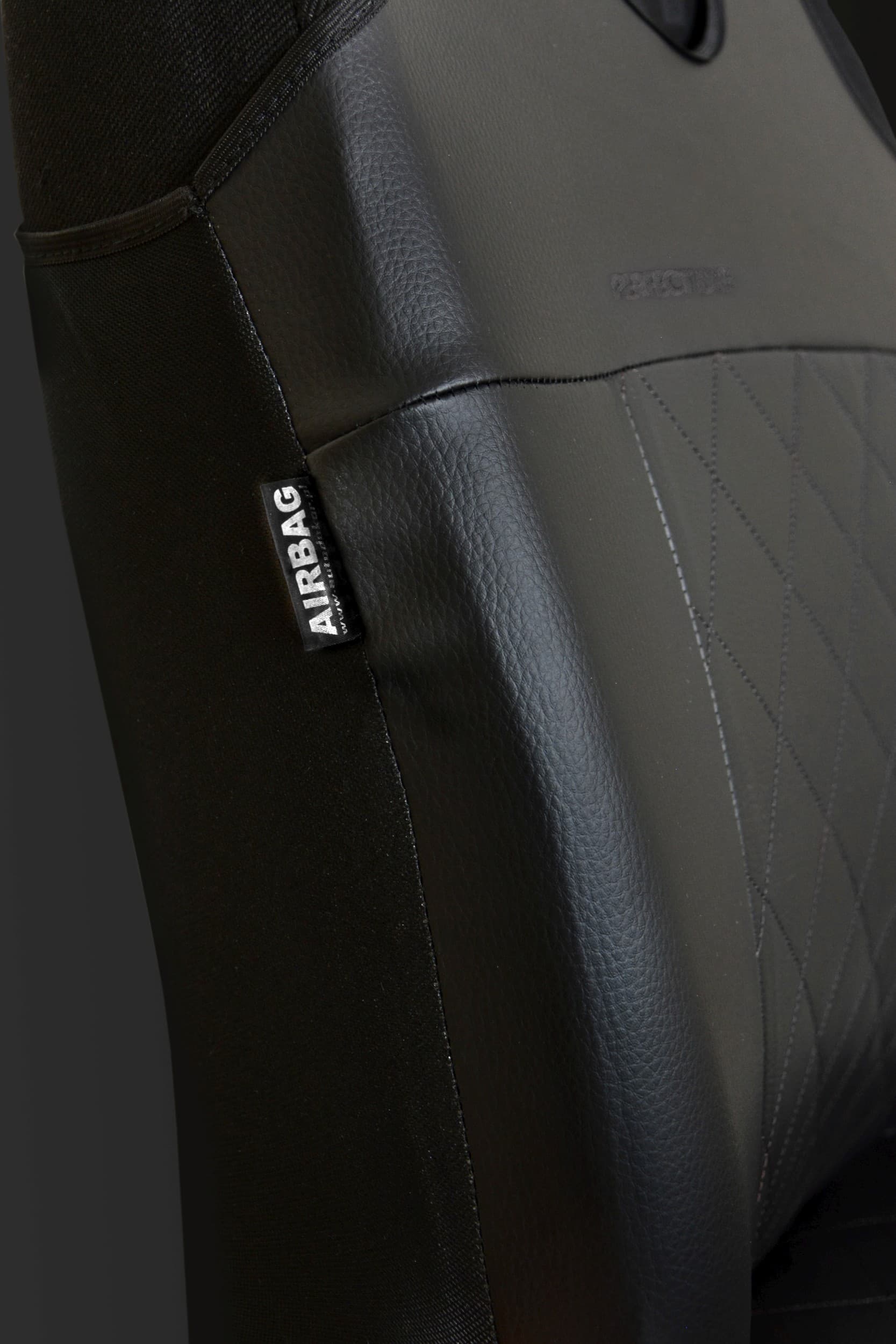 Detaliu al cusăturii certificate pentru airbag-uri laterale