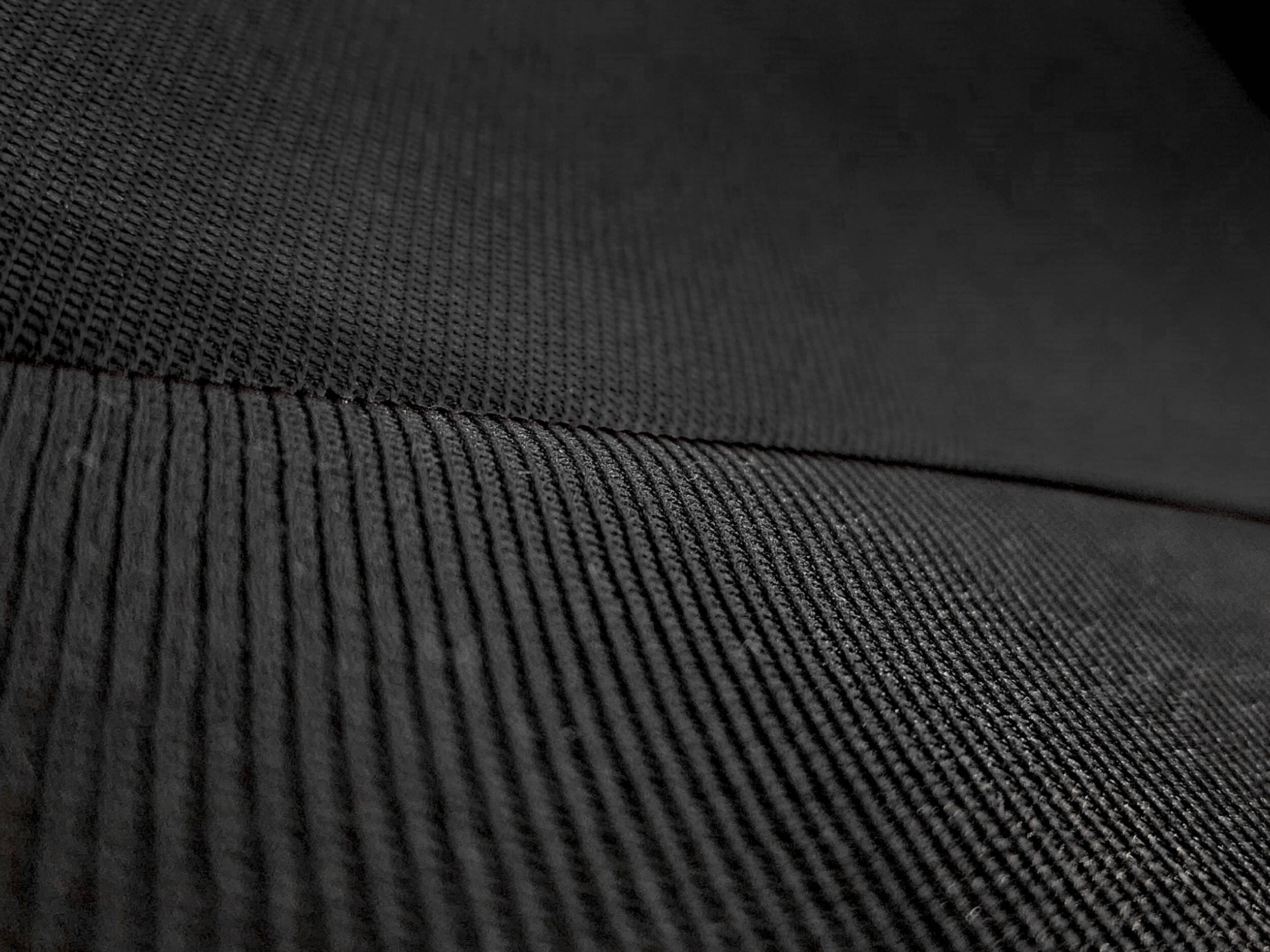 Detaliu material și broderie RS pe huse auto