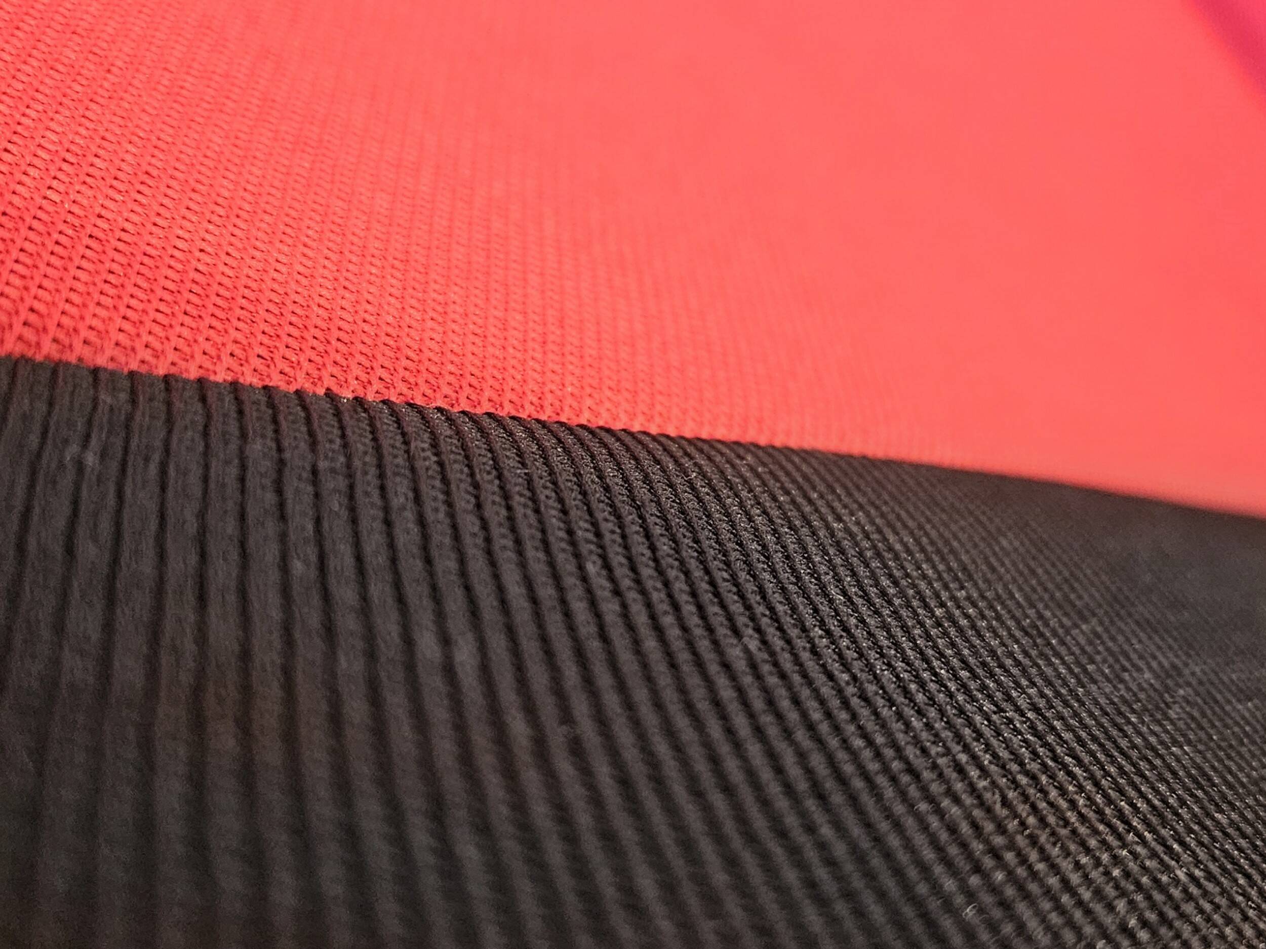 Detaliu material și broderie RS pe huse auto