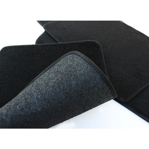 Stratul inferior antiderapant al covorașului auto