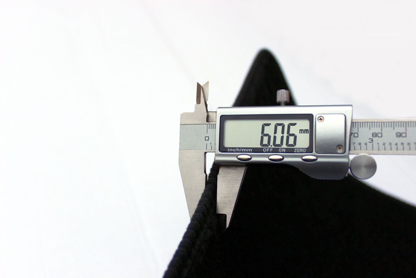 Măsurarea grosimii covorașului auto cu șublerul