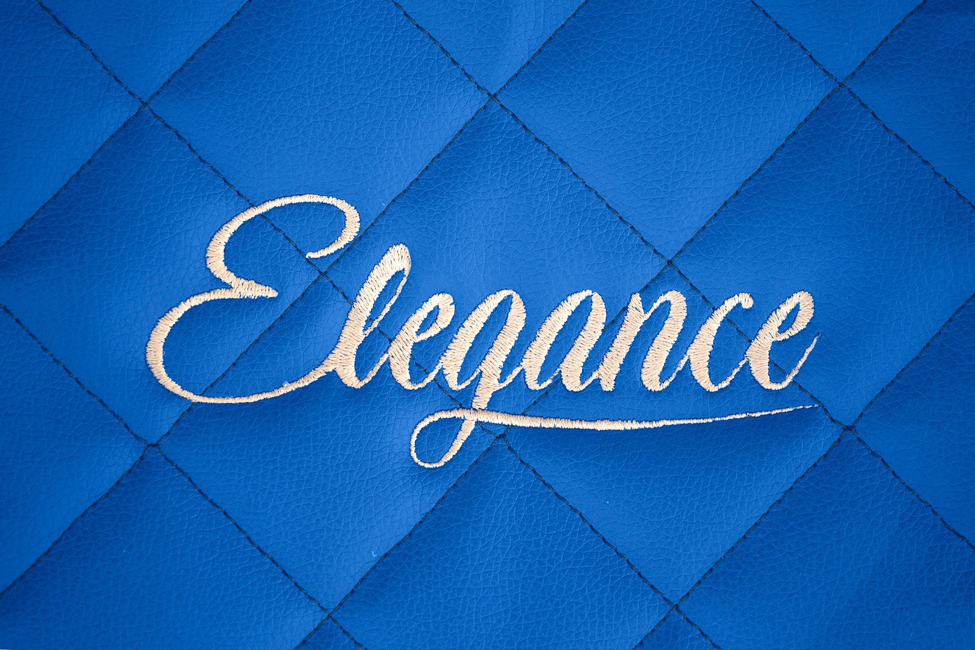 Detaliu al broderiei Elegance: Albastru